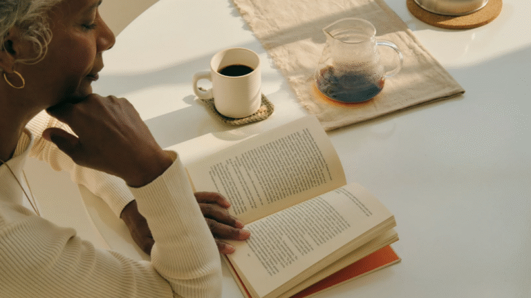 Pessoa lendo um livro em um momento de autocuidado