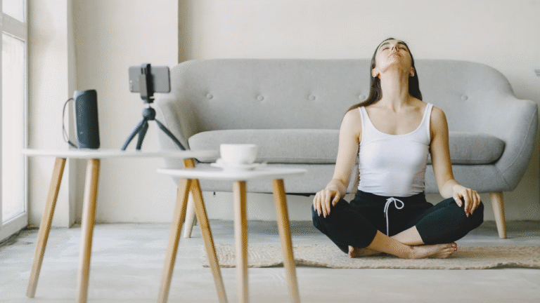 Mulher praticando meditação para ter mais equilíbrio emocional.