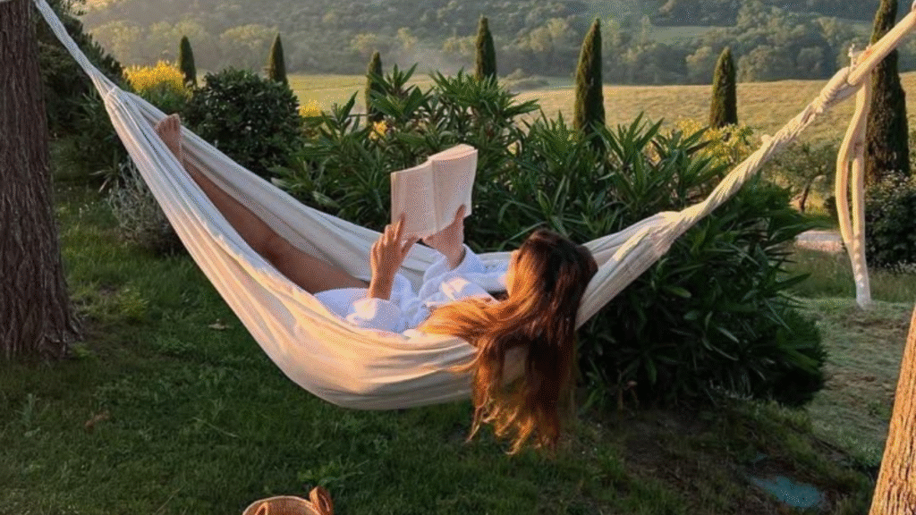 Mulher em um momento de leitura e descanso mental