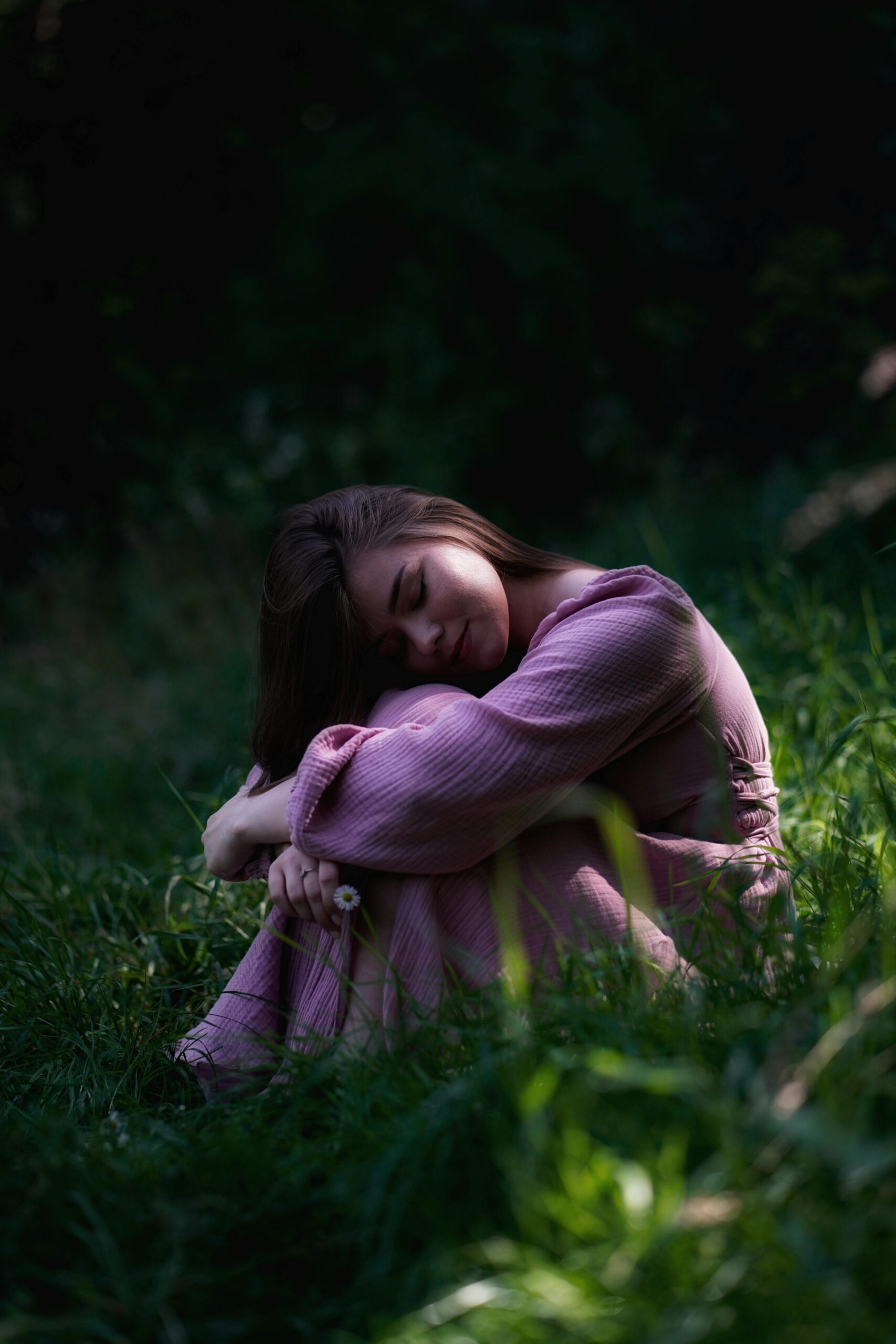 Mulher relaxando ao ar livre em contato com a natureza, representando práticas simples de autocuidado emocional para mais equilíbrio e bem-estar.