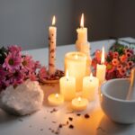 Velas acesas e cristais sobe uma mesa, simbolizando um momento de práticas espirituais e renovação energética.