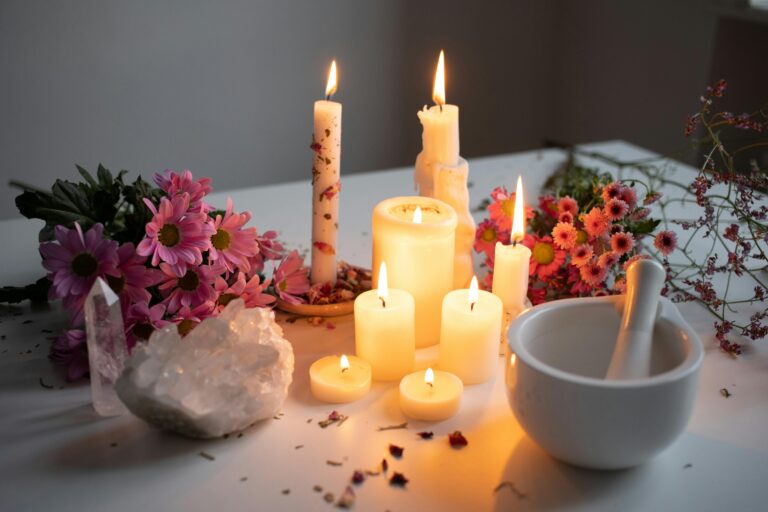 Velas acesas e cristais sobe uma mesa, simbolizando um momento de práticas espirituais e renovação energética.