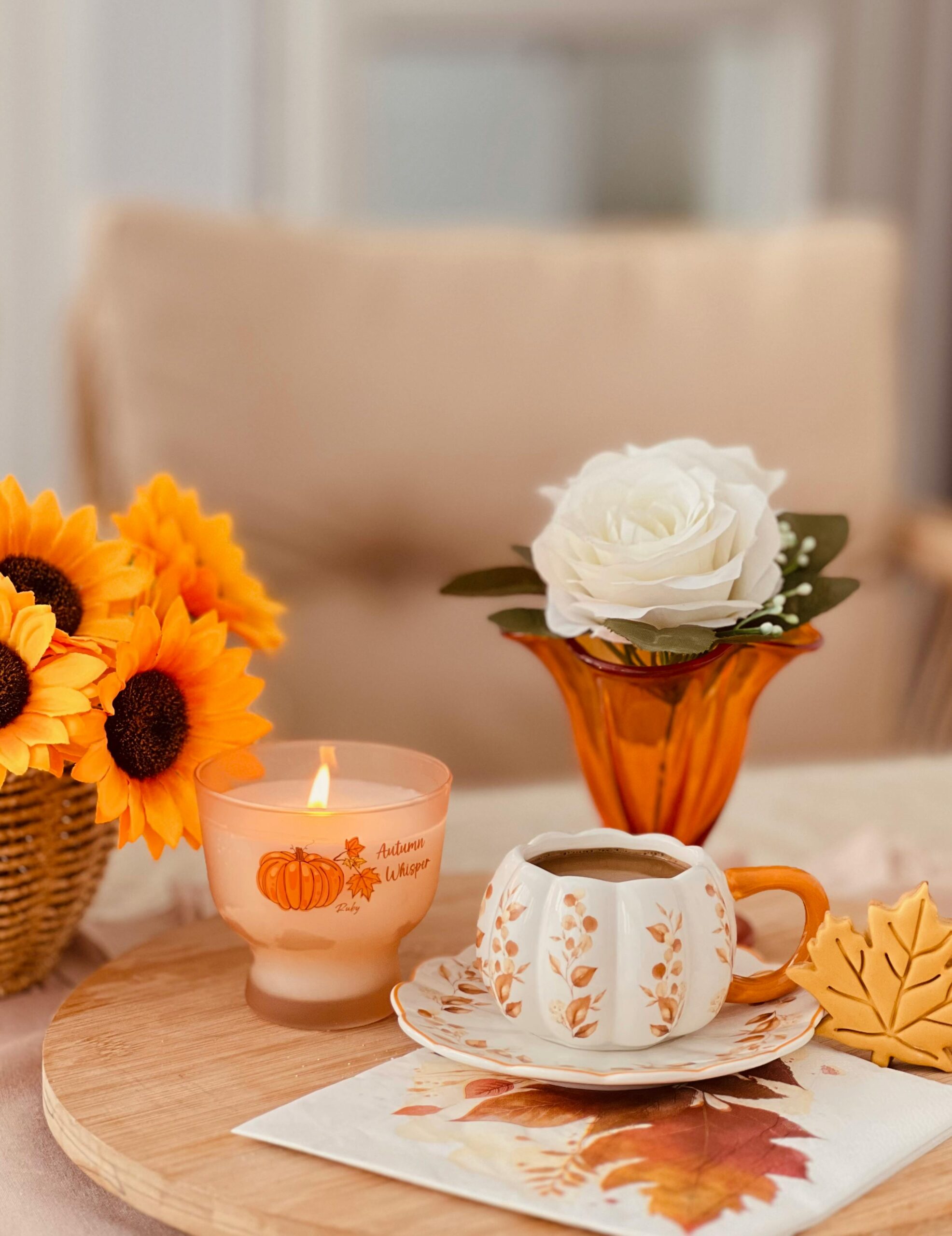 Cena com café, vela e flores sobre mesa de madeira, criando um ambiente acolhedor de gratidão e bem-estar.